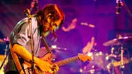 Norah Jones Gitarrist zupft die Saiten