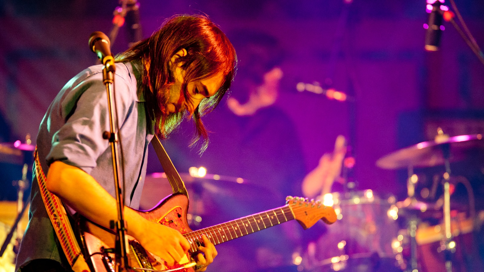 Norah Jones Gitarrist zupft die Saiten