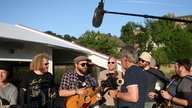 Golden Kanine spielen einen Unplugged Song auf einem Boot