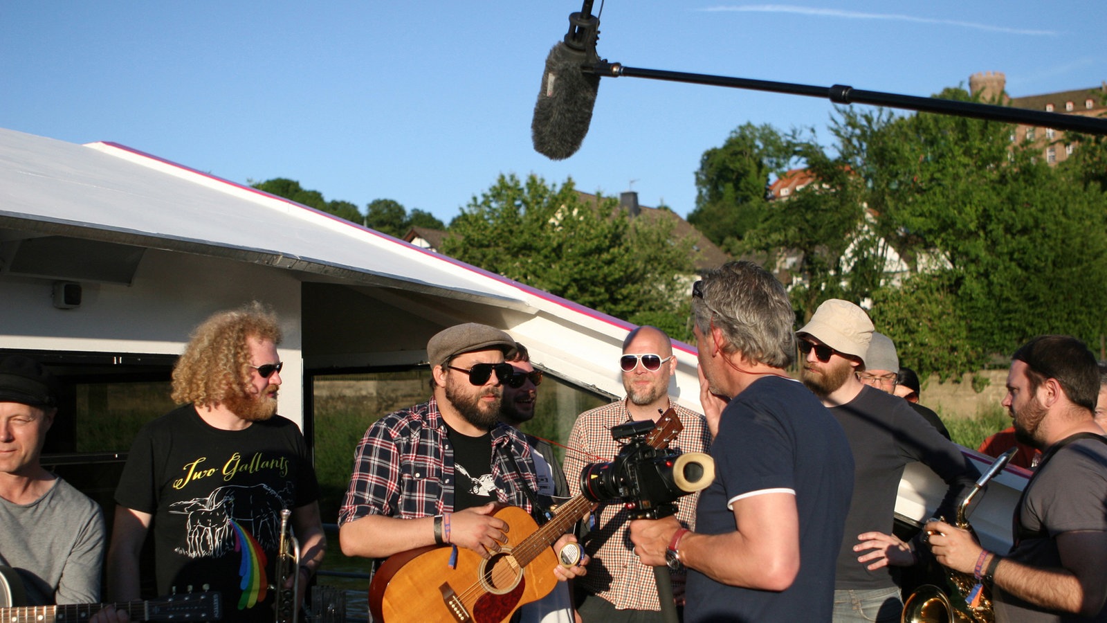 Golden Kanine spielen einen Unplugged Song auf einem Boot