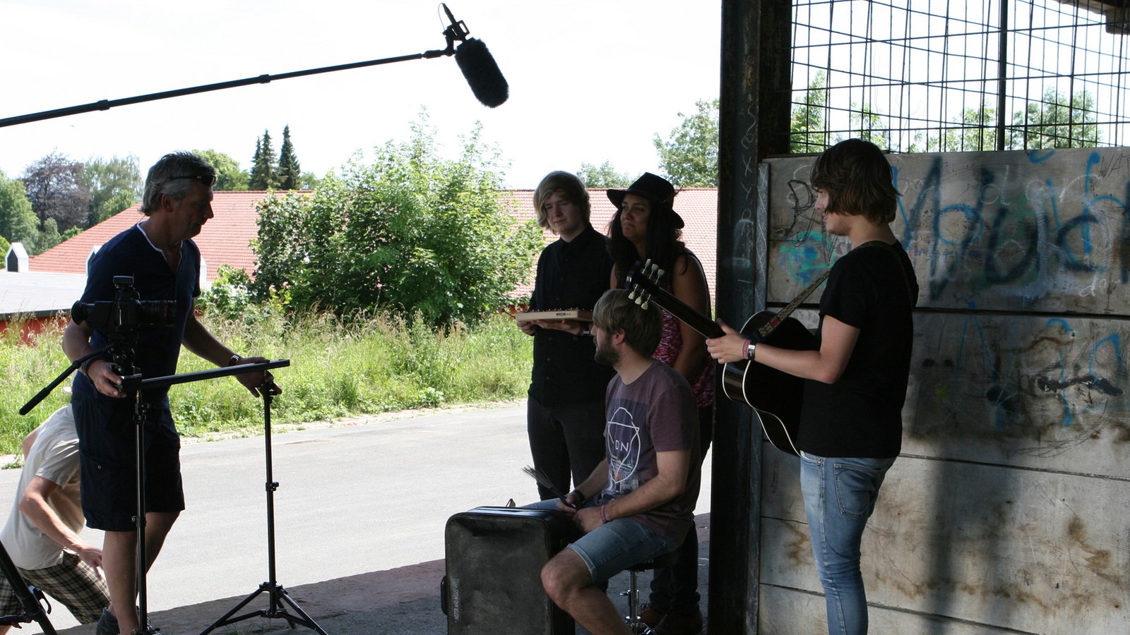 Mister And Mississippi spielen einen Unplugged Song am Rande einer Lagerhalle