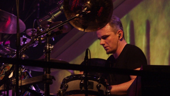 Gavin Harrison spielt Schlagzeug