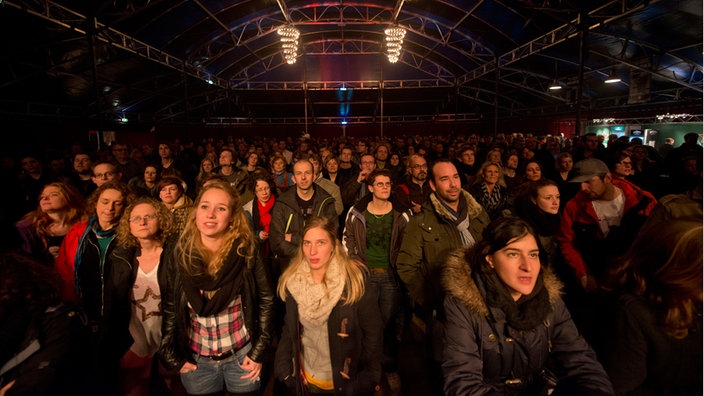 Das Publikum im sehr gut besuchten "Cathedral Tent" (das allerdings nicht nach einer Kirche aussieht).
