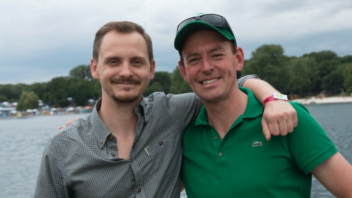 Wahre Liebe gibt es nur unter Männern: Maxim und Mauel Unger posieren Arm im Arm fürs Foto.