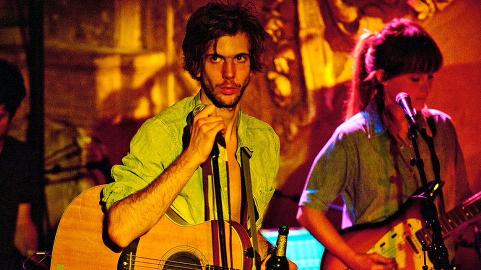 Sänger von The Tellers steht auf der Bühne und blick an die Decke