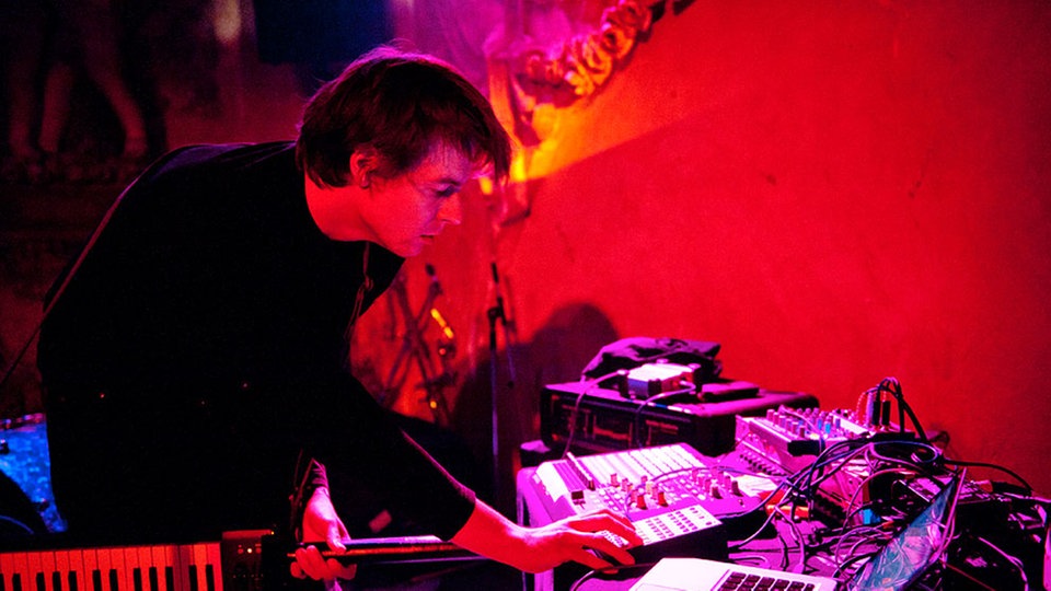 Bandmitglied von Ira Atari stellt Instrumente und Technik ein