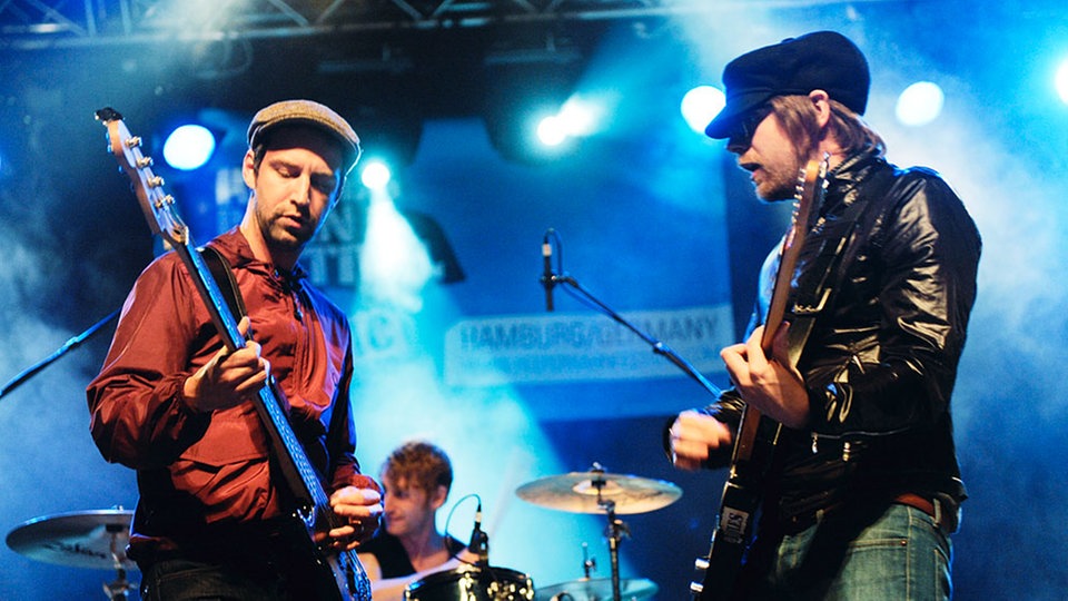 Bandmitglieder von The Rifles auf der Bühne 