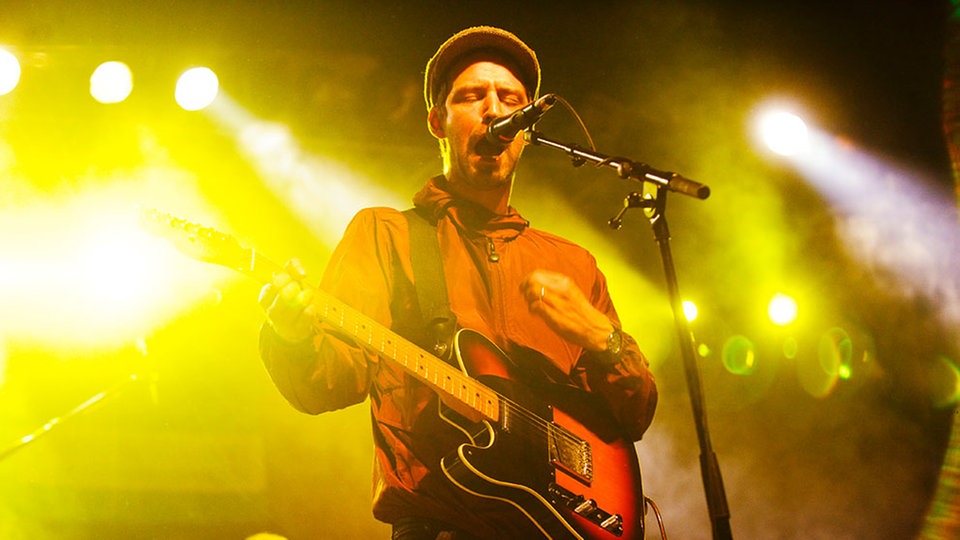 Bandmitglied von The Rifles singt und spielt Gitarre