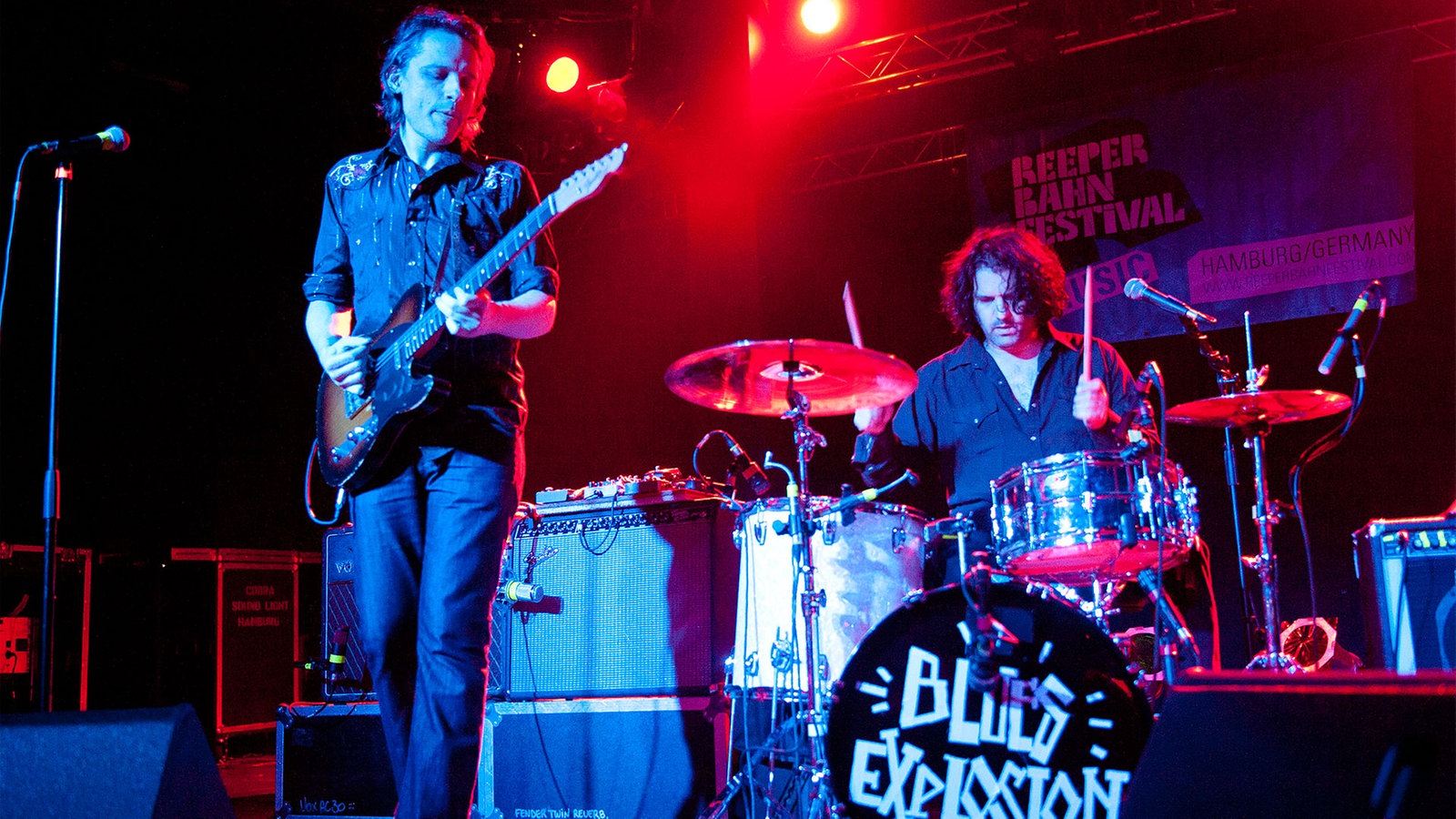 Die Band "The Jon Spencer Blues Explosion" spielt auf der Bühne