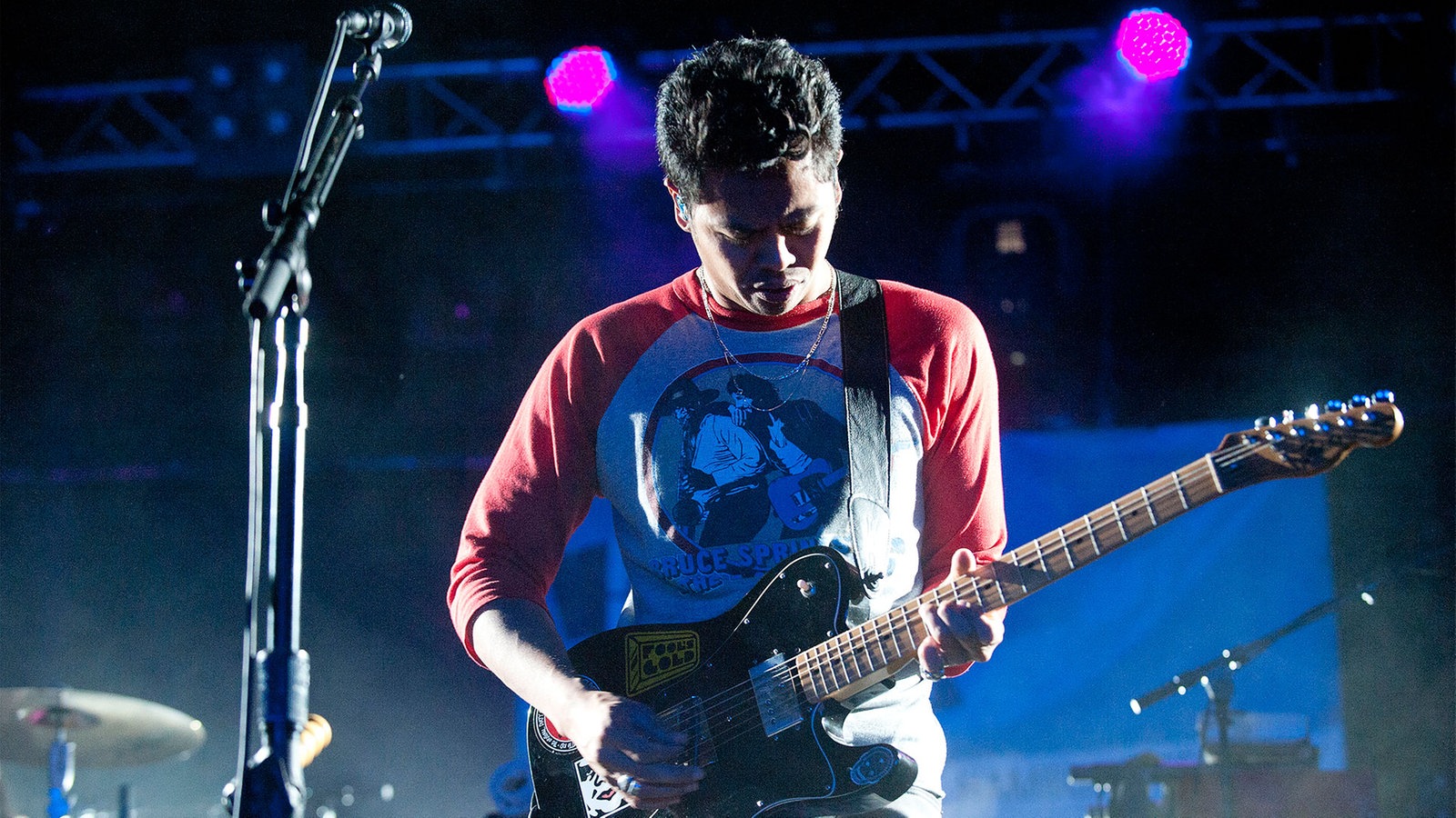 Der Gitarrist von "The Temper Trap" steht auf der Bühne und spielt