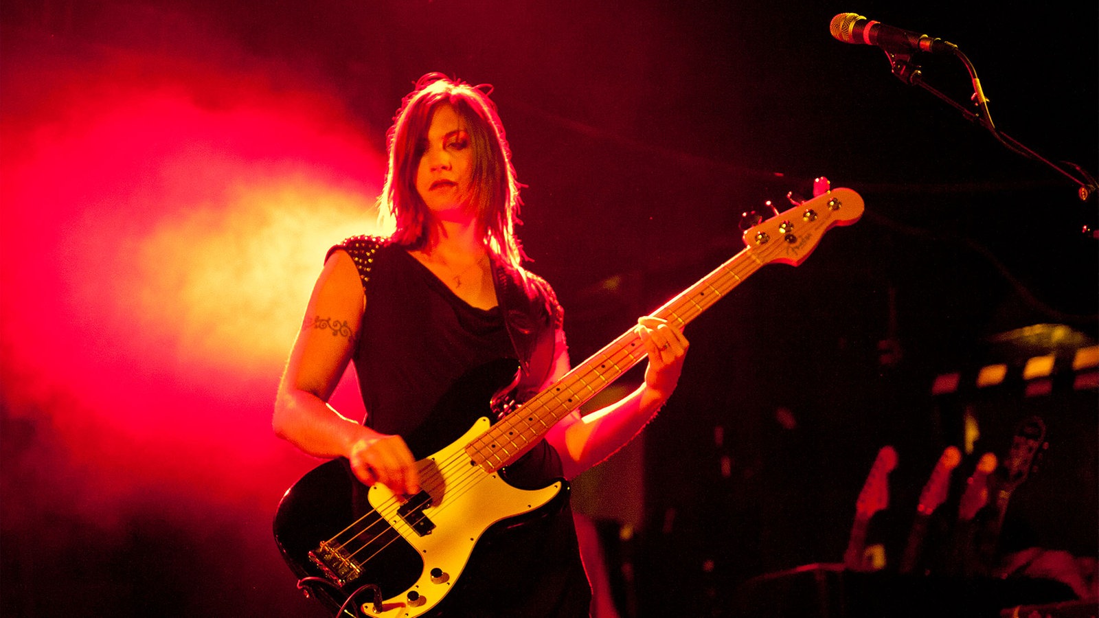 Die Sängerin der Band "Wedding Present" auf der Bühne