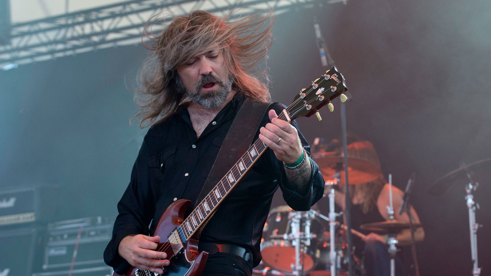 Der Gitarrist von Orchid sieht gerade nach unten auf seine Gitarre
