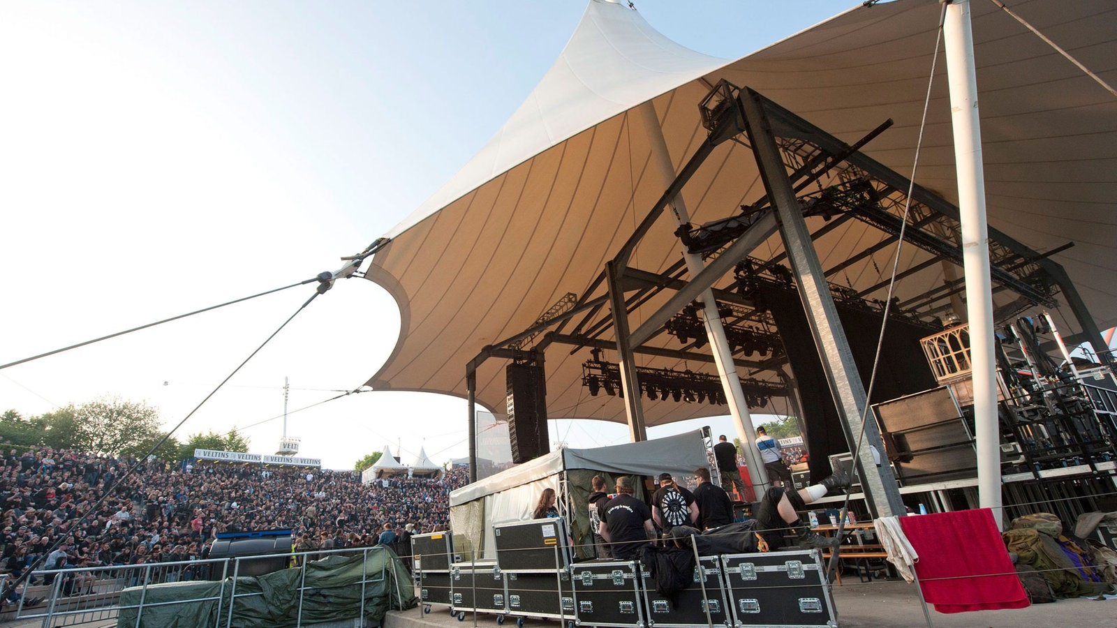 Die Bühne des Festivals mit einem riesigen Publikum