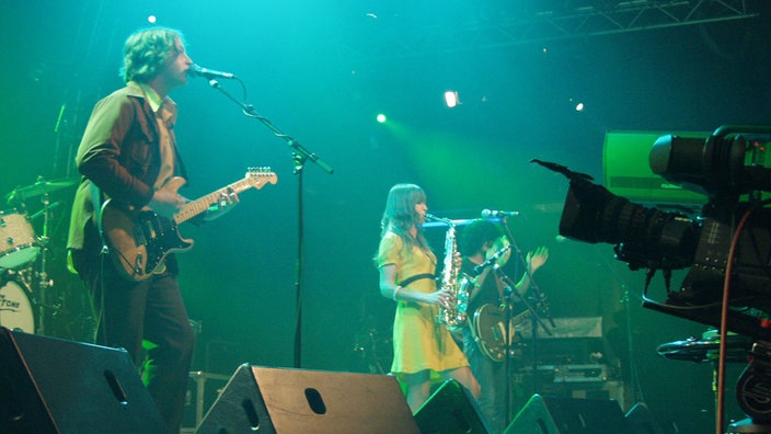 The Zutons: Blick von links auf die Bühne, während eines Konzertes