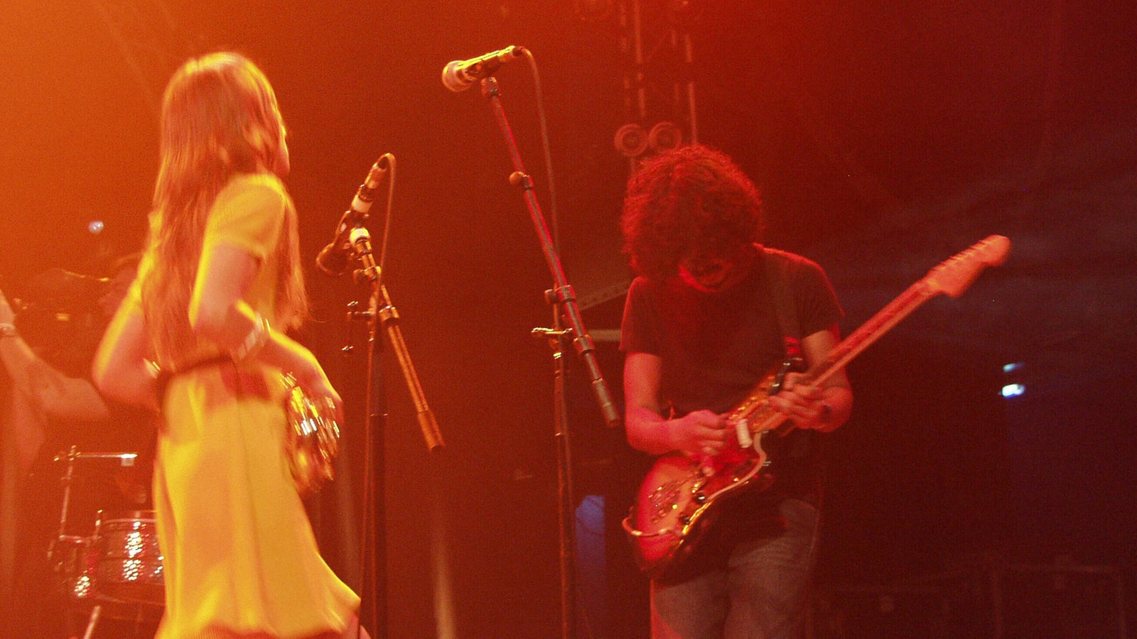 The Zutons: Eine Saxophonistin und ein Gitarrist stehen sich auf der Bühne gegenüber