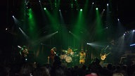 The Zutons: Blick aus dem Zuschauerraum auf die Bühne während eines Konzertes