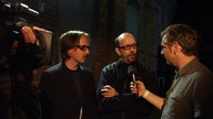 Garbage: Zwei Männer werden interviewt und gefilmt