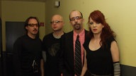 Garbage: Drei Männer und eine Frau stehen nebeneinander in einem Flur