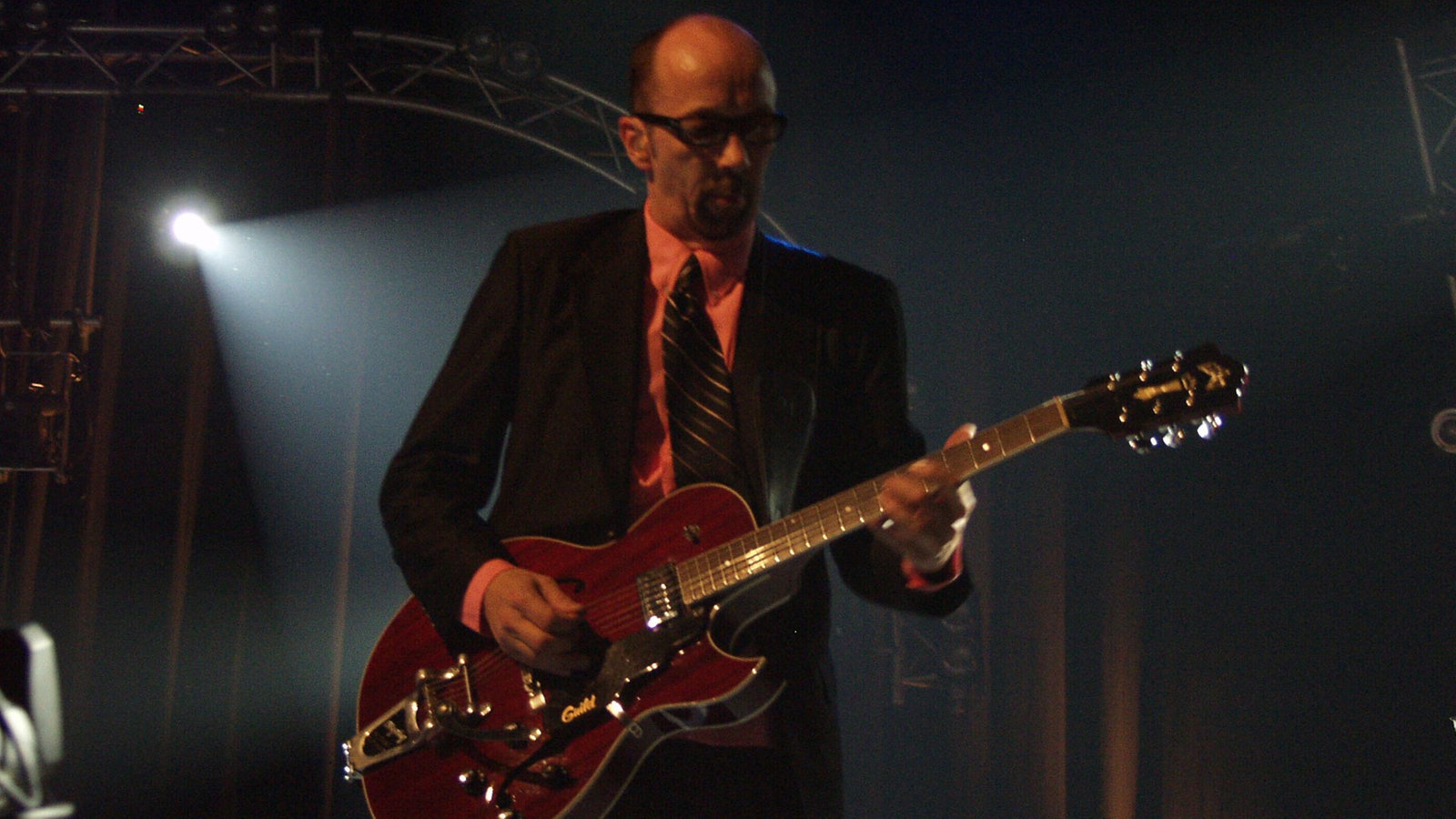 Garbage: Mann mit Gitarre auf der Bühne im Halbdunkeln