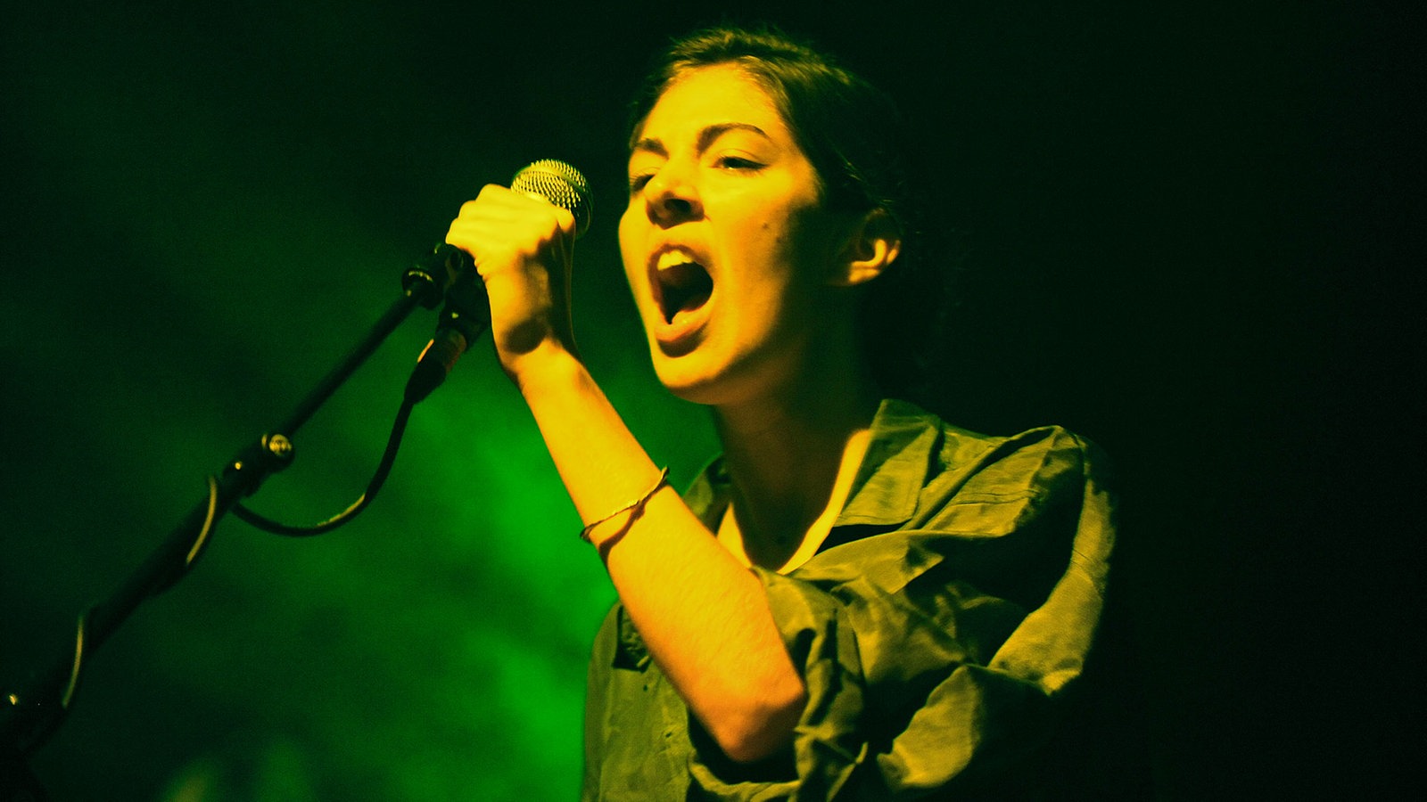 Caroline Polachek von Chairlift singt ins Mikrofon 