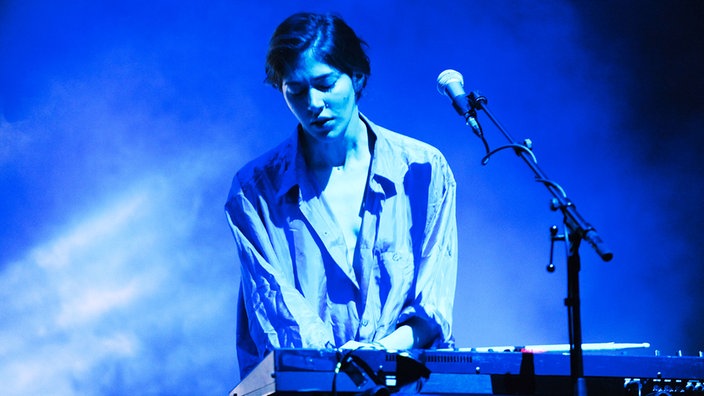 Caroline Polachek der Band Chairlift spielt auf der Bühne im E-Werk