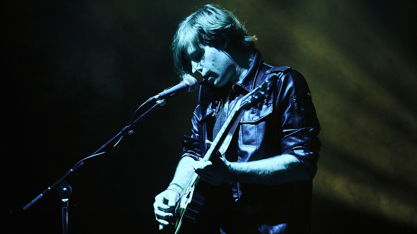 Aaron Pfenning von Chairlift spielt Gitarre beim Rocknacht Special