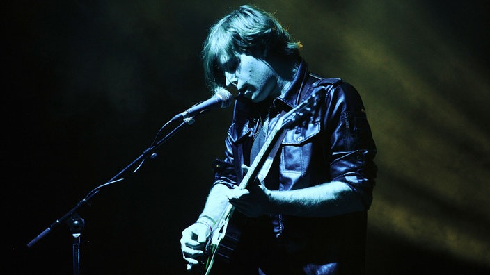 Aaron Pfenning von Chairlift spielt Gitarre beim Rocknacht Special