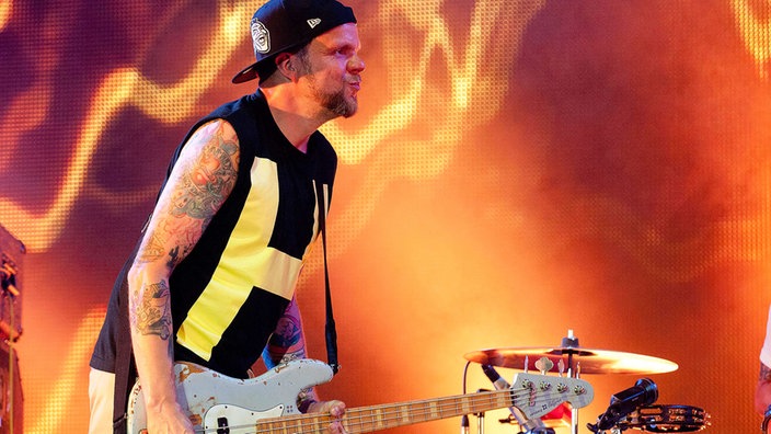 Bassist von den Beatsteaks spielt sichtlich engagiert und blickt nach vorn