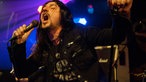 Spiritual Beggars-Sänger singt mit geschlossenen Augen und vorgebeugt ins Mikrofon.