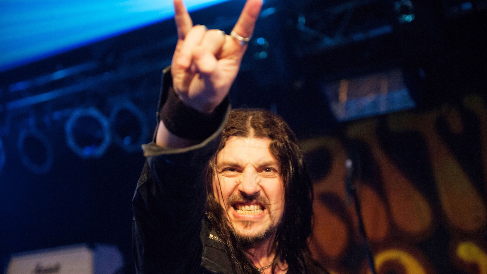 Sänger der Spiritual Beggars macht eine Rocker-Geste in die Kamera