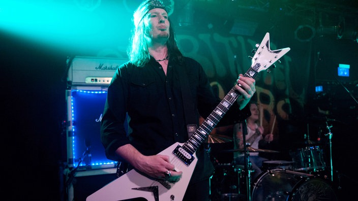 Gitarrist der Spiritual Beggars mit Kopftuch und weißer Gitarre