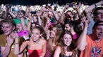 Viele Zuschauer fotographieren das Konzert