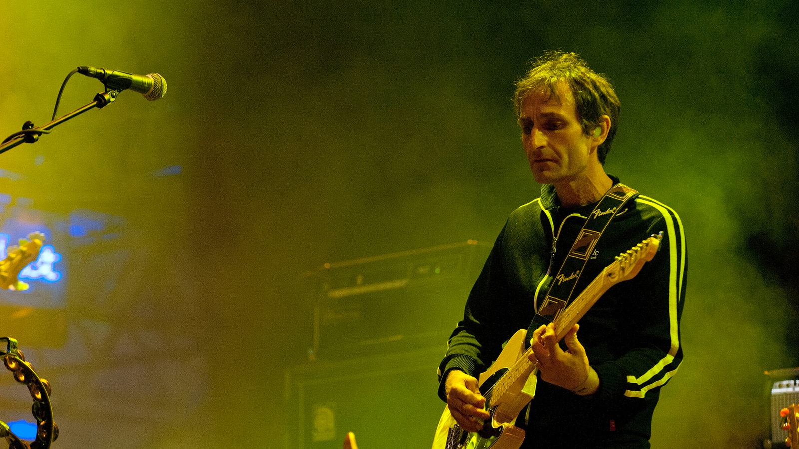 Multi-Instrumentalist Saul Davies an seiner Gitarre