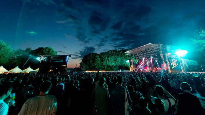 Aufnahme der Menschenmenge, die die Konzerte des Haldern Pop Festivals 2013 besucht haben