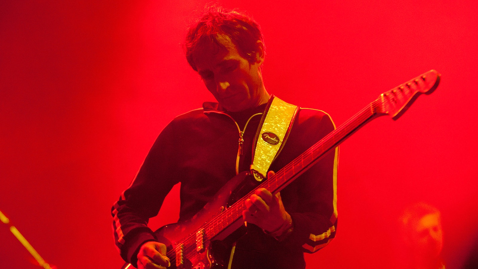 Saul Davies performt konzentriert