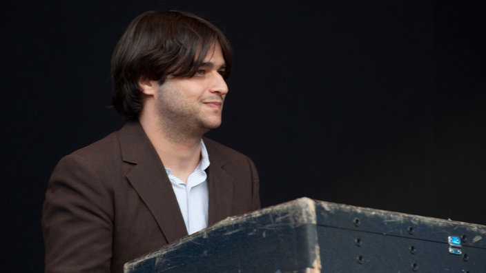 Der Keyboarder der Expressions scheint zufrieden zu sein. Er lächelt.