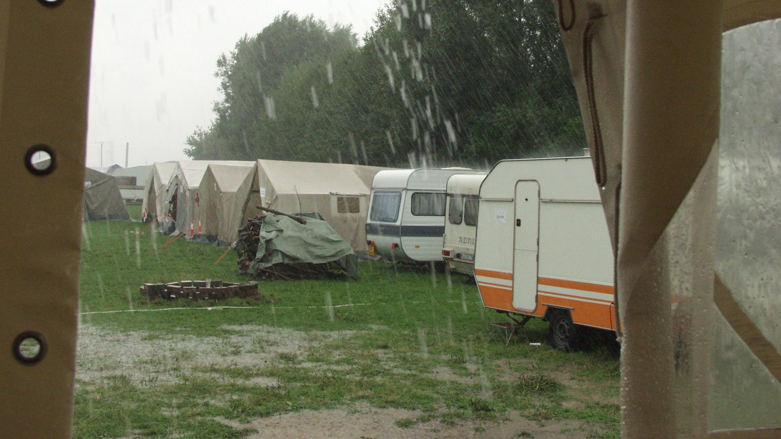 Backstage im Regen