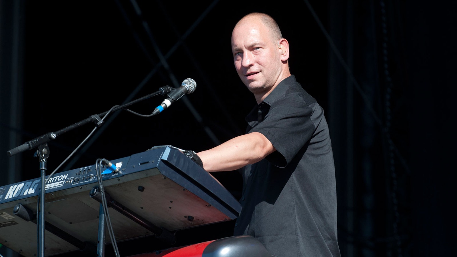 Der Keyboarder schaut ins Publikum