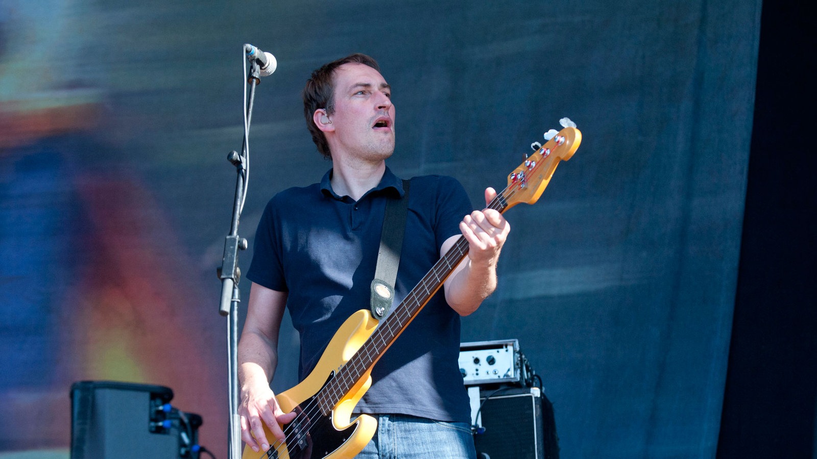 Bassist von Kettcar spielt und blickt zur Seite