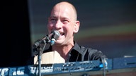 Keyboarder der Band Kettcar singt ins Mikrofon