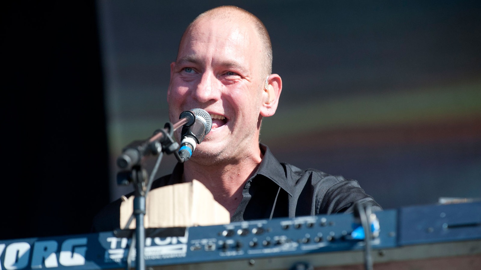 Keyboarder der Band Kettcar singt ins Mikrofon