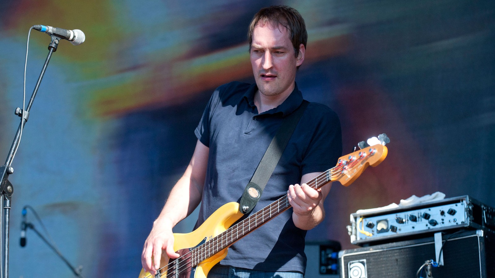 Der Bassist von Kettcar auf der Bühne