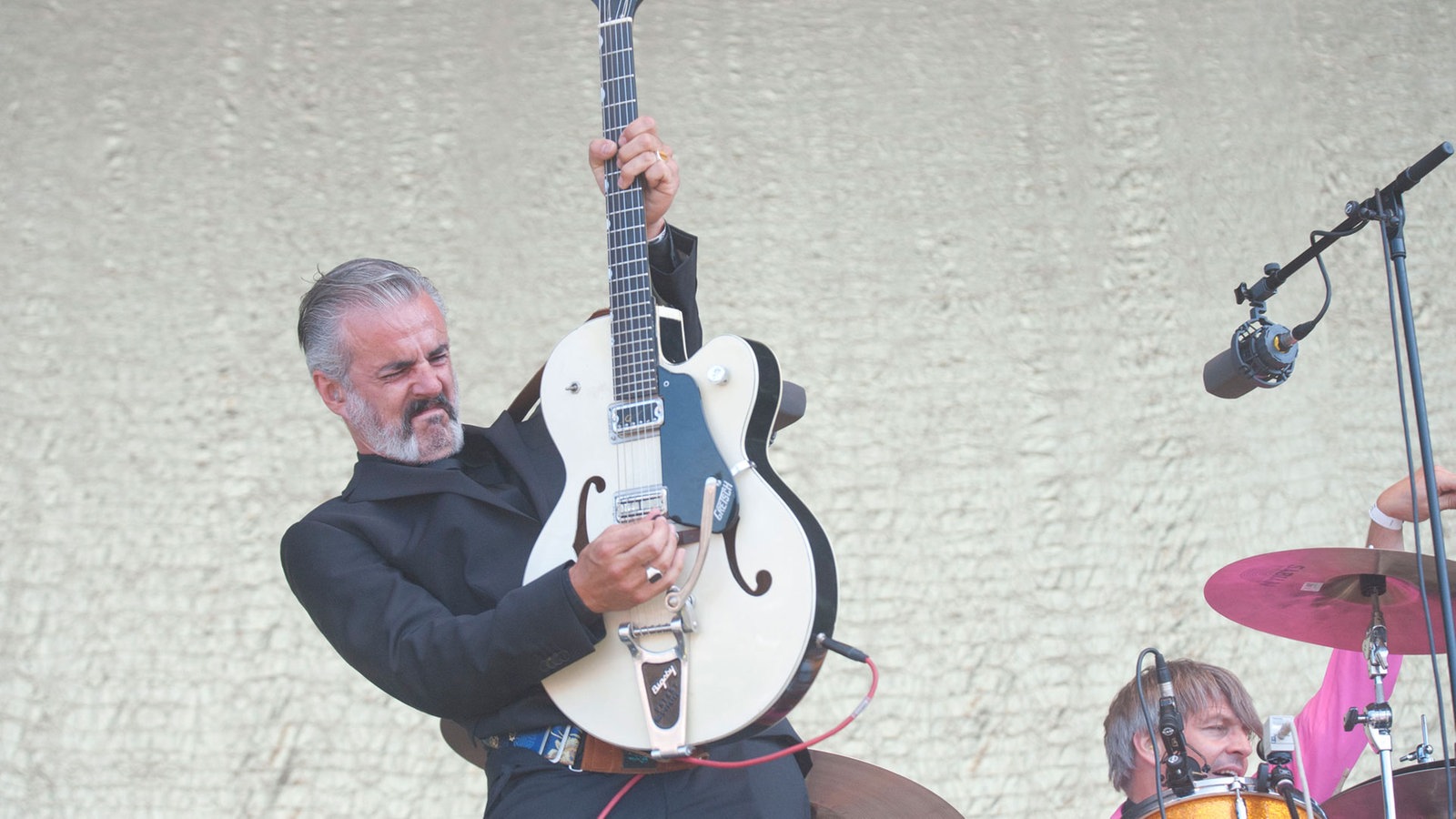 Frontmann der Band Triggerfinger spielt senkrecht auf seiner Gitarre
