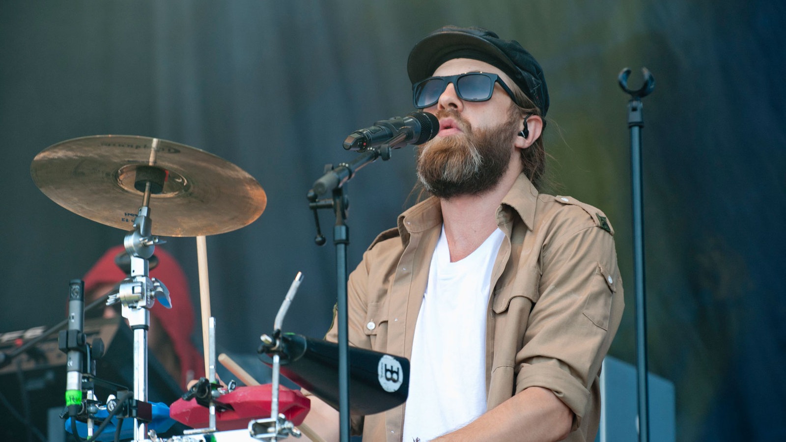 Drummer mit Sonnenbrille und Kappe