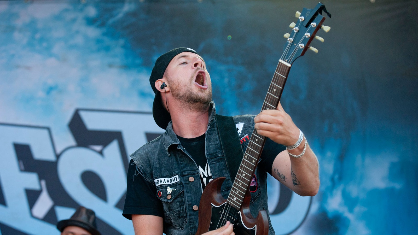 Gitarrist spielt mit offenem Mund Gitarre