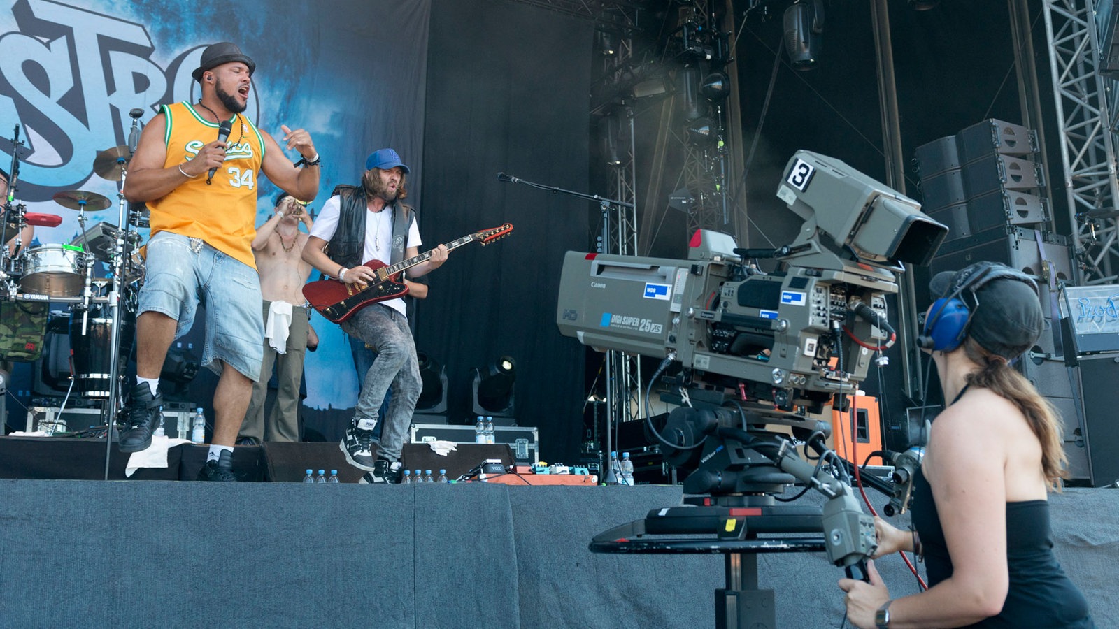 Die Band Hoffmaestro performen vor der Kamera auf der Bühne.