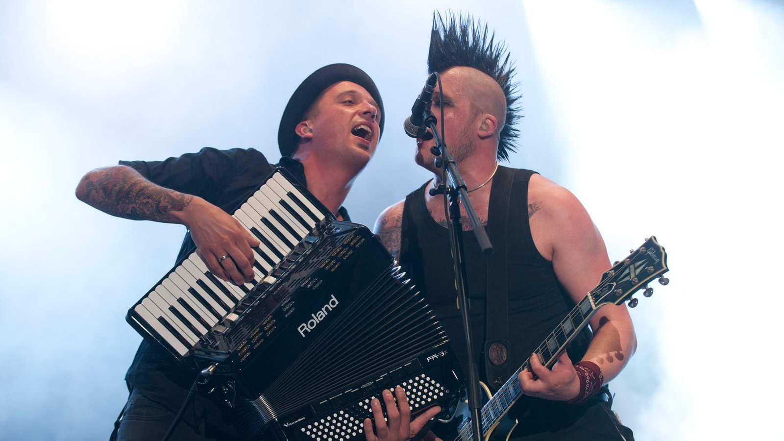 Am Irokesen erkennt man deutlich die Punk-Einflüsse der Band