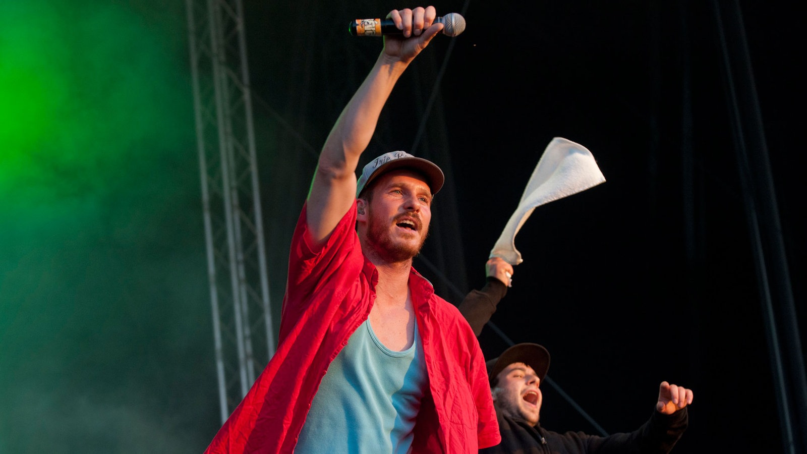 Carlito hält das Mikro ins Publikum