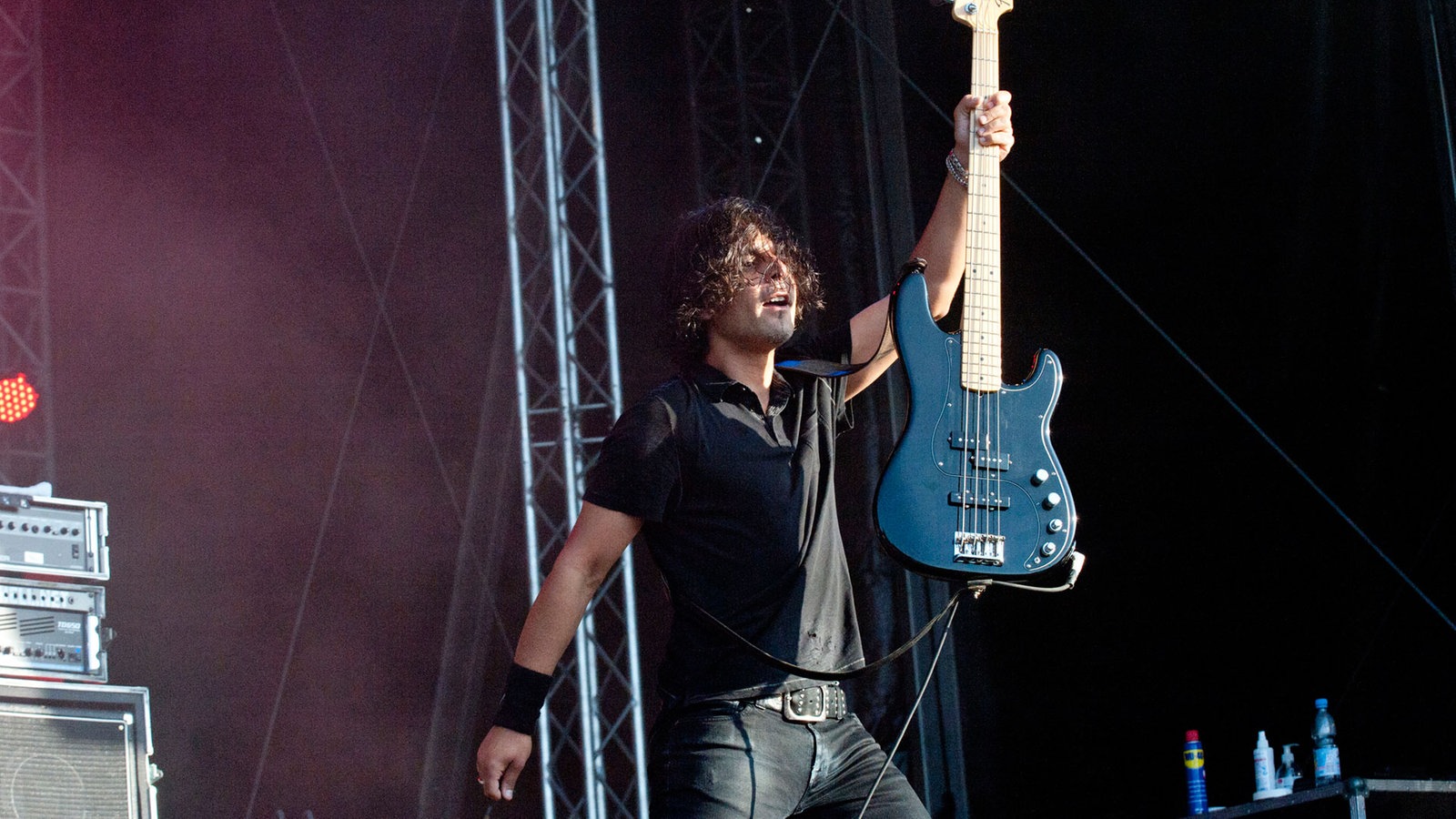 John Calabrese hält seinen Bass in Richtung Menge