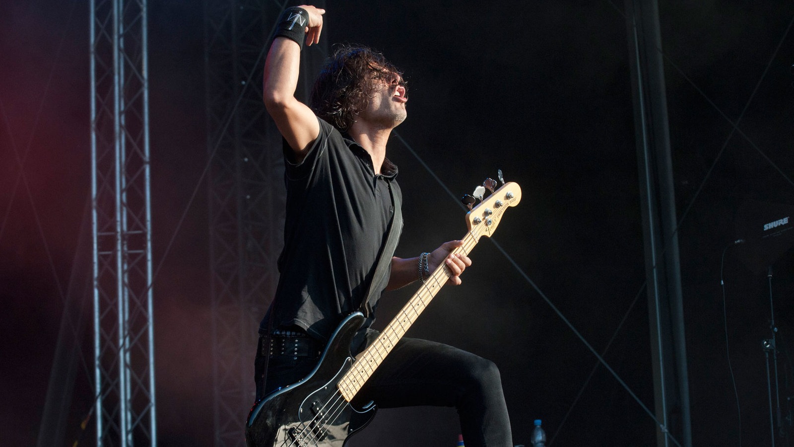 Mann mit Bass zeigt nach oben